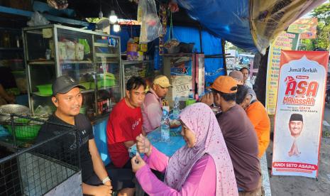  Mantan bupati Sinjai, Andi Seto Asapa (ASA) saat  menyapa warga yang menyerbu Jumat Berkah pembagian nasi kuning.