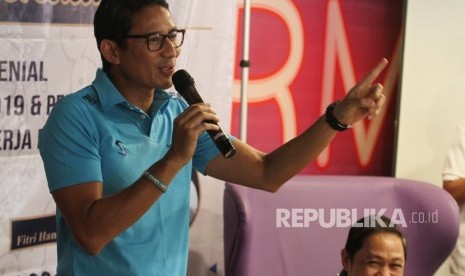 Mantan Cawapres Sandiaga Uno (kiri), bersama Pendiri Gerakan Arah Baru Indonesia (Garbi), Anis Matta (kanan) menjadi pembicara Diskusi Milenial Pasca Pilpres di Jakarta, Ahad (14/7/2019).