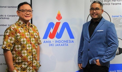 Mantan CEO OLX Daniel Tumiwa (kiri) dan Presiden AMA Indonesia DKI Jakarta Muhammad Rifqi Alam (kanan).