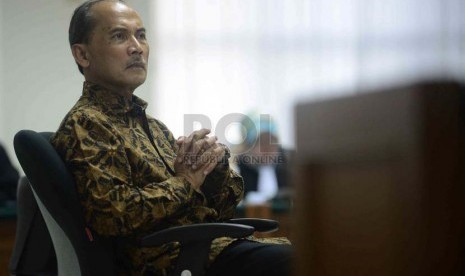 Mantan Deputi Bank Indonesia (BI), Budi Mulya membacakan nota pembelaan atau pledoi di Pengadilan Tipikor, Jakarta, Senin (30/6). 