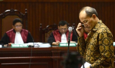 Mantan Deputi Bank Indonesia (BI), Budi Mulya membacakan nota pembelaan atau pledoi di Pengadilan Tipikor, Jakarta, Senin (30/6). 