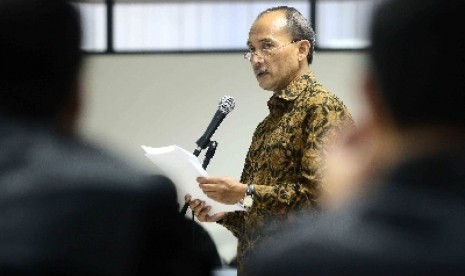 Mantan deputi Bank Indonesia (BI), Budi Mulya membacakan nota pembelaan atau pledoi di Pengadilan Tipikor, Jakarta, Senin (30/6).