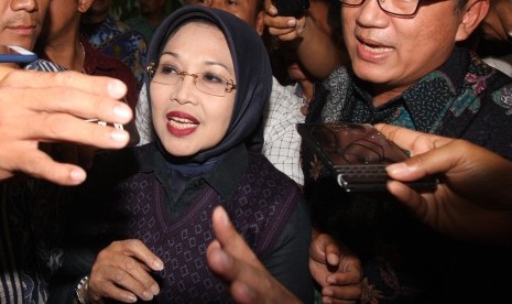 Mantan Deputi Gubernur Bidang Pariwisata dan Kebudayaan Provinsi DKI Jakarta Sylviana Murni (kedua kanan) dikawal usai menjalani pemeriksaan di gedung Direktorat Tindak Pidana Korupsi Bareskrim Polri, Jakarta, Jumat (20/1). 