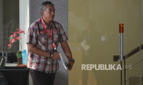 Mantan Direktur Bank Internasional Indonesia (BII) Dira Kurniawan Mochtar bersiap untuk menjalani pemeriksaan di gedung Komisi Pemberantasan Korupsi (KPK), Jakarta, Rabu (3/5).