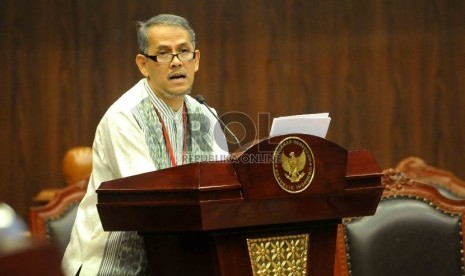 Anggito Abimanyu memberikan keterangannya dalam sidang pleno dengan agenda mendengarkan keterangan ahli Presiden dalam sidang uji materi UU bidang haji di Gedung MK, Jakarta Pusat, Rabu (15/4).(Republika/Agung Supriyanto)