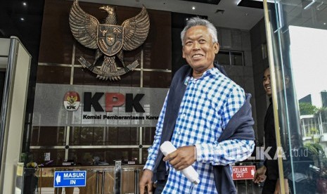 Mantan Direktur Niaga PT Garuda Indonesia Agus Priyanto keluar ruangan seusai menjalani pemeriksaan di gedung KPK, Jakarta, Selasa (10/12/2019). 