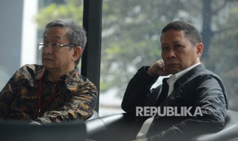   Mantan Direktur Pelindo RJ Lino (kanan) bersama pengacarannya Maqdir Ismail (kiri) berbincang sesaat sebelum menjalani pemeriksaan perdana di gedung Komisi Pemberantasan Korupsi (KPK), Jakarta,Jumat (5/2). (Republika/Raisan Al Farisi)