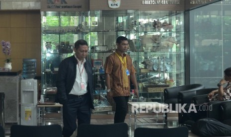 Mantan Direktur Pelindo RJ Lino (kiri) menunggu menjalani pemeriksaan perdana di gedung Komisi Pemberantasan Korupsi (KPK), Jakarta, Jumat (5/2). (Republika/Raisan Al Farisi)