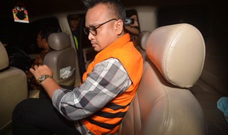 Mantan Direktur PT Murakabi Sejahtera yang juga keponakan Setya Novanto, Irvanto Hendra Pambudi menaiki mobil tahanan seusai menjalani pemeriksaan di gedung KPK, Jakarta, Jumat (9/3). 