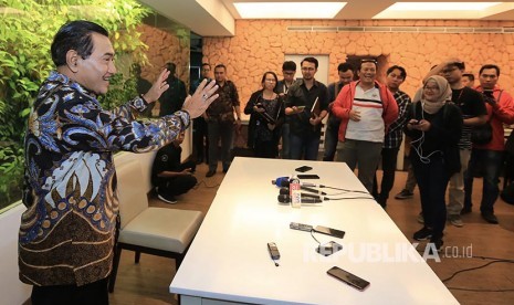 Mantan Direktur Utama BRI Suprajarto melambaikan tangan ke arah wartawan saat memberikan keterangan pers tentang penunjukan dirinya menjadi Dirut BTN melalui RUPSLB di Jakarta, Kamis (29/8/2019). Suprajarto menolak diangkat menjadi Direktur Utama BTN. 