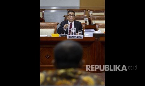 Mantan Direktur Utama Lembaga Penyiaran Publik (LPP) TVRI Helmy Yahya (kiri) menyampaikan paparan dalam Rapat Dengar Pendapat Umum (RDPU) dengan Komisi I DPR di Kompleks Parlemen, Senayan, Jakarta, Selasa (28/1/2020).