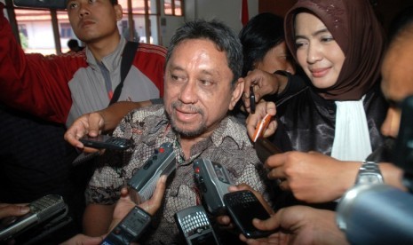 Mantan Direktur Utama PT Kereta Api Indonesia (PT KAI), Ronny Wahyudi (tengah)