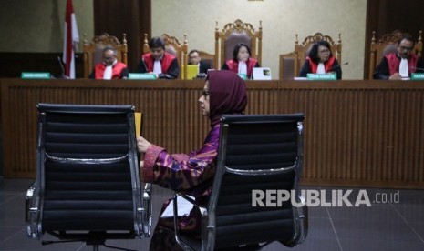 Mantan Direktur Utama PT Pertamina (Persero) Karen G Agustiawan (tengah) saat mengikuti sidang pembacaan dakwaan di Pengadilan Tipikor, Jakarta, Kamis (31/1/2019). 