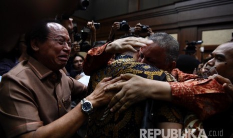 Mantan Dirut PLN Sofyan Basir (kedua kanan) memeluk kerabatnya usai pembacaan putusan di Pengadilan Tipikor, Jakarta, Senin (4/11/2019). 