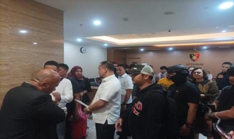 Mantan dirut PT CLM Helmut Hermawan (baju putih) diamankan Polda Sulsel terkait dugaan penyalahgunaan jabatan menyampaikan keterangan palsu, Rabu (22/2/2023).