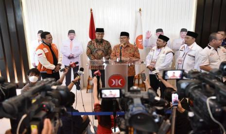 Mantan Gubernur DKI Jakarta Anies Baswedan dan Wakil Ketua Majelis Syura PKS Ahmad Heryawan alias Aher berfoto bersama usai menggelar konferensi pers di Kantor DPP PKS, Jakarta Selatan, Ahad (30/10). 