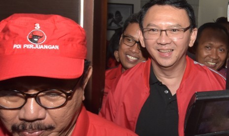 Mantan Gubernur DKI Jakarta, Basuki Tjahaja Purnama alias BTP (kanan) bersama para kader PDIP saat berkunjung ke kantor DPD PDIP Provinsi Bali, Denpasar, Bali, Jumat (8/2/2019). 