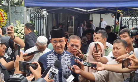 Mantan Gubernur DKI Jakarta berkunjung ke rumah duka almarhum Faisal Basri di Tebet, Jakarta, Kamis (5/9/2024).