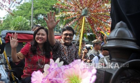  Mantan Gubernur DKI Jakarta Djarot Syaiful Hidayat didampingi istrinya Happy Farida menyalami warga di Gedung Balai Kota DKI Jakarta, Jakarta Pusat, Ahad (15/10). 