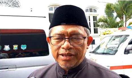 Mantan Gubernur Jabar periode 2008-2018 Ahmad Heryawan takziah ke almarhum Solihin GP di tempat persemayaman di Mako II Makodam III Siliwangi, Kota Bandung, Selasa (5/3/2024). 