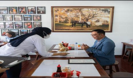 Mantan gubernur Jabar Ridwan Kamil menikmati kuliner bakso Tjap Haji.