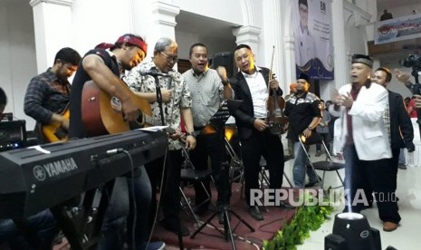 Mantan gubernur Jabar yang juga salah satu bakal calon presiden atau wapres dari PKS Ahmad Heryawan menyanyikan lagu 2019 Ganti Presiden di Gedung Juang 45 Kota Sukabumi Ahad (15/7).