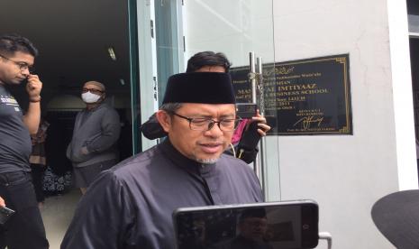 Mantan gubernur Jawa Barat Ahmad Heriawan menghadiri sholat jenazah pendiri Mualaf Center Indonesia (MUI) almarhum Ustadz Steven Indra Wibowo (Koh Steven) yang digelar di Masjid Al-Imtiyaaz, Kota Bandung, Sabtu (15/10/2022). Ratusan Jamaah Sholatkan Jenazah Pendiri Mualaf Center Indonesia Koh Steven