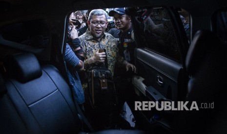 Mantan Gubernur Jawa Barat Ahmad Heryawan alias Aher (tengah) bergegas seusai menjalani pemeriksaan di gedung KPK, Jakarta, Rabu (9/1/2019).