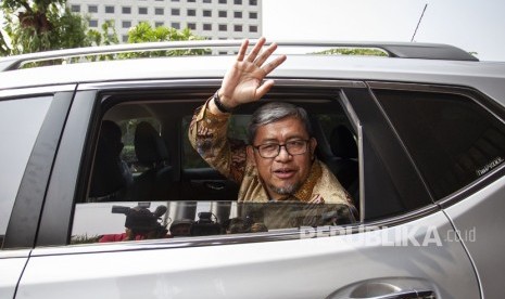 Mantan Gubernur Jawa Barat Ahmad Heryawan melambaikan tangan dari dalam mobil seusai menjalani pemeriksaan di Gedung KPK, Jakarta, Selasa (27/8/2019).