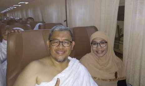 Mantan gubernur Jawa Barat sekaligus salah seorang anggota Tim Pembimbing Haji Daerah Jawa Barat Ahmad Heryawan, dalam bus menuju Makkah di Bandara King Abdulaziz, Jeddah, Kamis (16/8) dini hari. Ia mendampingi jamaah Kloter 96 Embarkasi Jakarta-Bekasi yang tiba paling akhir di Arab Saudi.