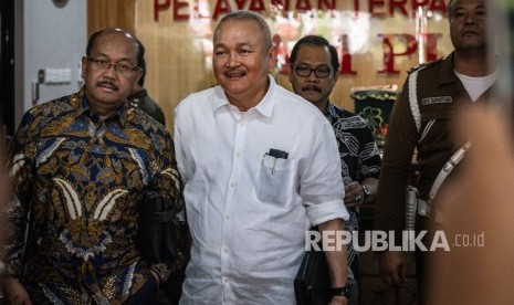 Mantan Gubernur Sumatera Selatan Alex Noerdin (tengah) berjalan keluar seusai menjalani pemeriksaan di Kejaksaan Agung, Jakarta, Rabu (14/8/2019).