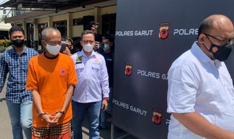 Dinas Pendidikan Kabupaten Garut, Jawa Barat, memberikan bantuan sebesar Rp 6 juta kepada mantan guru yang menjadi tersangka pembakaran SMPN 1 Cikelet. Polres Garut telah menerapkan pembebasan tuntutan hukum (restorative justice) mantan guru itu, Jumat (28/1/2022). (Foto: Mantan guru SMPN 1 Cikelet)