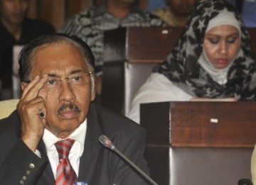 Mantan Hakim Mahkamah Konstitusi (MK) Arsyad Sanusi (kiri) memberikan kesaksian di hadapan Panja Mafia Pemilu di Komisi II DPR, Kompleks Parlemen, Senayan, Jakarta, Selasa (28/6).