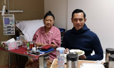 Mantan ibu negara Ani Yudhoyono bersama putra sulungnya sekaligus politis Partai Demokrat, Agus Harimurti Yudhoyono (AHY).