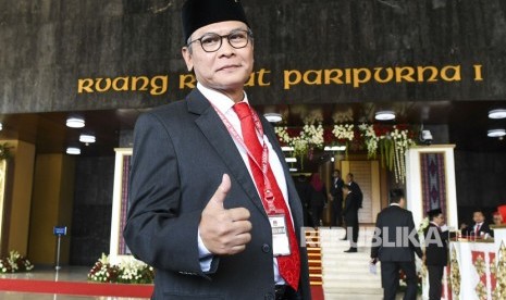 Mantan Jubir KPK dan Jubir Istana yang menjadi Anggota DPR RI periode 2019-2024 dari fraksi PDI Perjuangan Johan Budi barpose sebelum mengikuti pelantikan Dewan Perwakilan Rakyat (DPR) periode 2019-2024 di Ruang Rapat Paripurna, Kompleks Parlemen, Senayan, Jakarta, Selasa (1/10/2019).