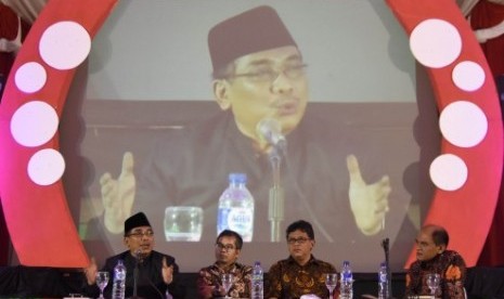 Mantan Juru bicara Presiden Abdurrahman Wahid, Yahya Staquf (kiri) bersama, penulis buku 