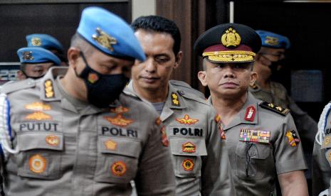 Mantan Kadiv Propam Irjen Ferdy Sambo (tengah) berjalan keluar dari ruang sidang usai menjalani sidang kode etik di Gedung TNCC Mabes Polri, Jakarta, Jumat (26/8/2022).