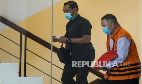 Mantan Kalapas Sukamiskin Deddy Handoko (kanan) berjalan untuk menjalani pemeriksaan di gedung KPK, Jakarta, Kamis (13/8/2020). Deddy diperiksa sebagai tersangka kasus dugaan suap pemberian fasilitas dan kemudahan izin keluar di Lapas Sukamiskin. 