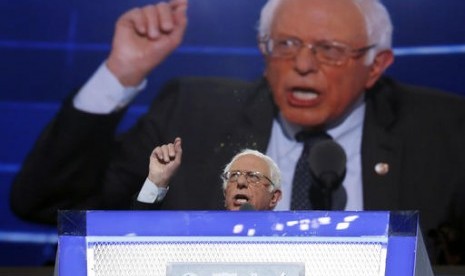 Kandidat calon presiden Partai Demokrat AS Bernie Sanders berbicara di hari pertama Konvensi Nasional Demokrat di Philadelphia. 