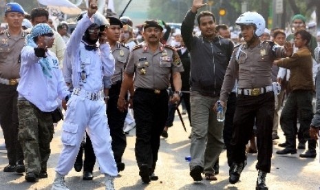 Mantan Kapolda Jatim Irjen Pol (Purn) Untung S Rajab (tengah).