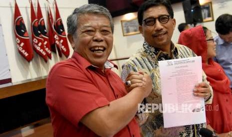 Ketua DPD PDIP Jawa Timur Kusnadi (kiri) 