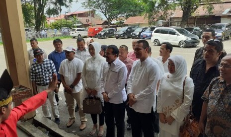 Mantan Kapolda Sumbar Fakhrizal dan Wali Kota Pariaman Genius Umar mendatangi Kantor KPU Sumbar untuk menyerahkan berkas syarat dukungan pencalonan pasangan perseorangan Pilgub Sumbar, Rabu (19/2).