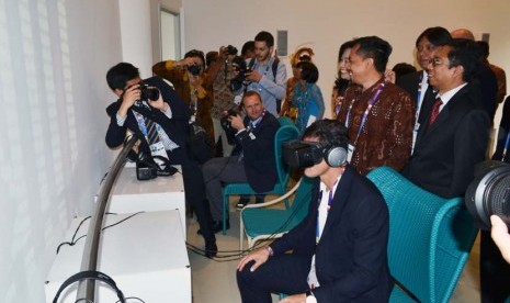 Mantan kapten Inter Milan, Javier Zanetti, menikmati keindahan Indonesia melalui media 'Oculus' saat mengunjungi Paviliun Indonesia di Milan Expo, Milan, Italia, Jumat (29/5).