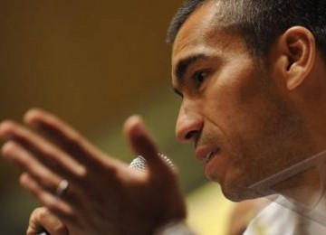 Mantan kapten Timnas Belanda pada Piala Dunia 2010, Giovanni Van Bronckhorst menyampaikan keterangan kepada wartawan tentang kedatangannya di Jakarta, Selasa (21/6). 