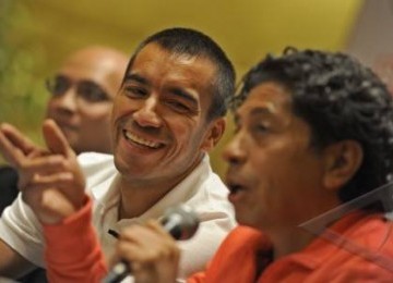 Mantan kapten Timnas Belanda pada Piala Dunia 2010, Giovanni Van Bronckhorst (tengah), didampingi CEO Threesixty Entertainment, Arif Putra Wicaksono (kiri), dan public relation GVB, Rocky Tuhuteru, menyampaikan keterangan pers kepada wartawan tentang kedat