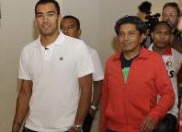 Mantan kapten Timnas Belanda pada Piala Dunia 2010, Giovanni Van Bronckhorst (kiri), saat tiba di Jakarta, Selasa (21/6). 