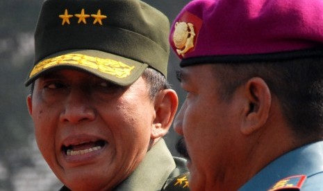 Former chief of general staff, Lieutenant General (ret) Suryo Prabowo (left).