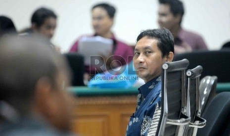 Mantan Kepala Dinas Perhubungan DKI Jakarta, Udar Pristono menjalani sidang kasus suap tindak pidana korupsi TransJakarta tahun anggaran 2012-2013 di Pengadilan Tindak Pidana Korupsi (Tipikor),Jakarta, Senin (13/4). (Republika/Agung Supriyanto)