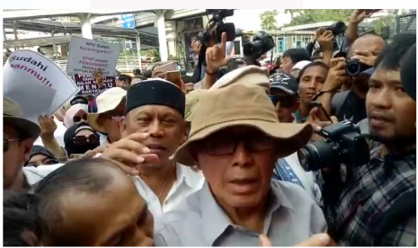  Mantan Kepala Komando Cadangan Strategis Angkatan Darat Mayjen TNI (Purn) Kivlan Zen dan Politisi Partai Amanat Nasional (PAN) Eggi Sudjana saat demonstrasi di Bawaslu, Jakarta Pusat, Kamis (9/5).