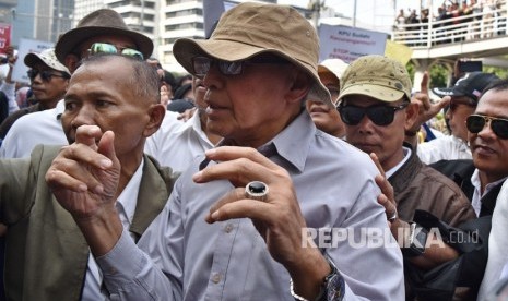 Mantan Kepala Staf Komando Strategis Angkatan Darat (Kas Kostrad) Mayjen TNI Purnawirawan Kivlan Zein (tengah) menghadiri unjukrasa menuntut diusutnya dugaan kecurangan Pemilu 2019 di Kantor Bawaslu RI, Jakarta, Kamis (9/5/2019).